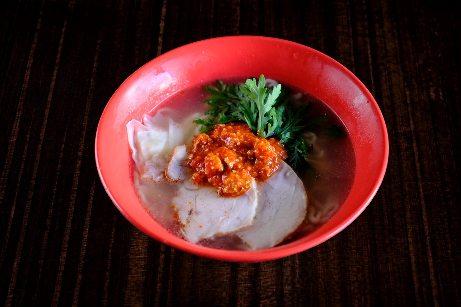 赤丸塩らー麺 — 塩スープに旨辛味だれを合わせた、香りとコクのある一杯。