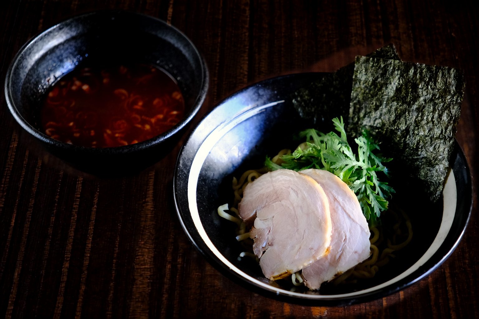 赤丸塩つけ麺 — 旨辛味だれを効かせた、香り立つ塩つけ麺。