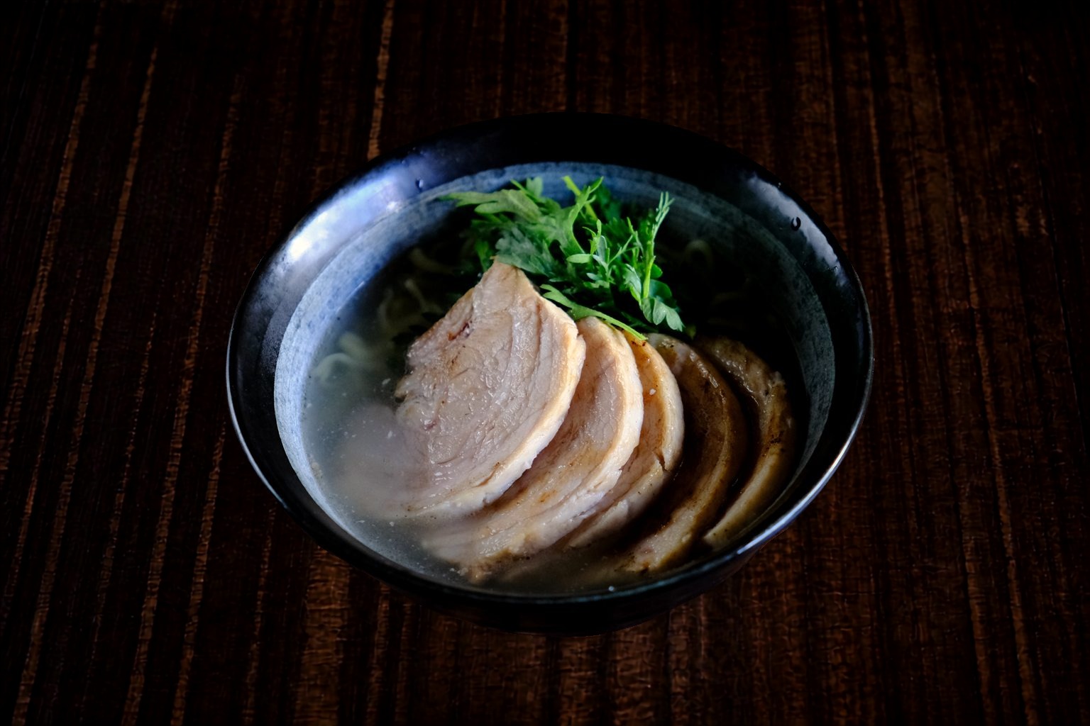 厚切りチャーシュー塩らー麺 — 20年継ぎ足してきたチャーシューダレで仕上げる、厚切り塩豚チャーシューの一杯。