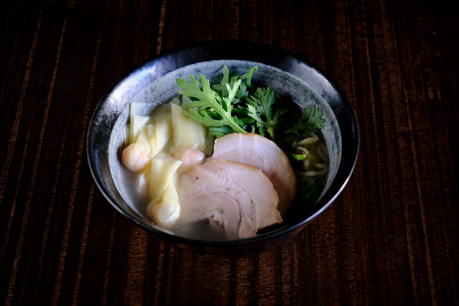 海老ワンタン塩らー麺 — 海老ワンタンとチャーシューを添えた、食感まで楽しめる塩らー麺。