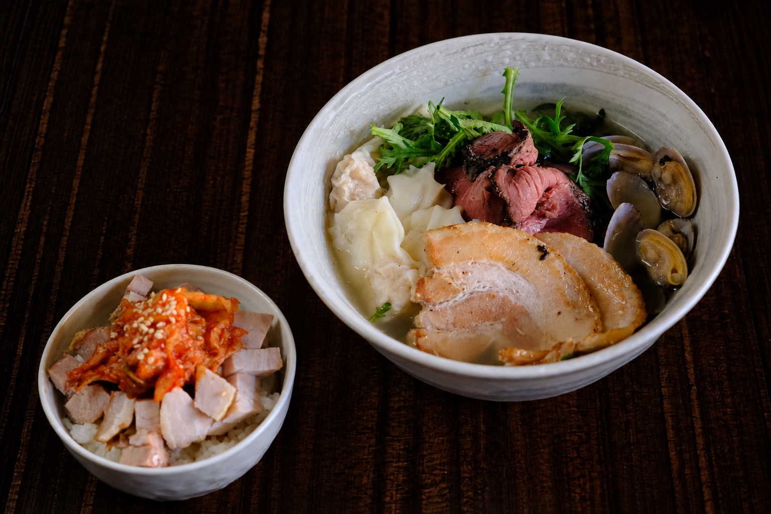 C まんま丼 — らー麺注文時の追加料金。チャーシューとキムチの小丼です。