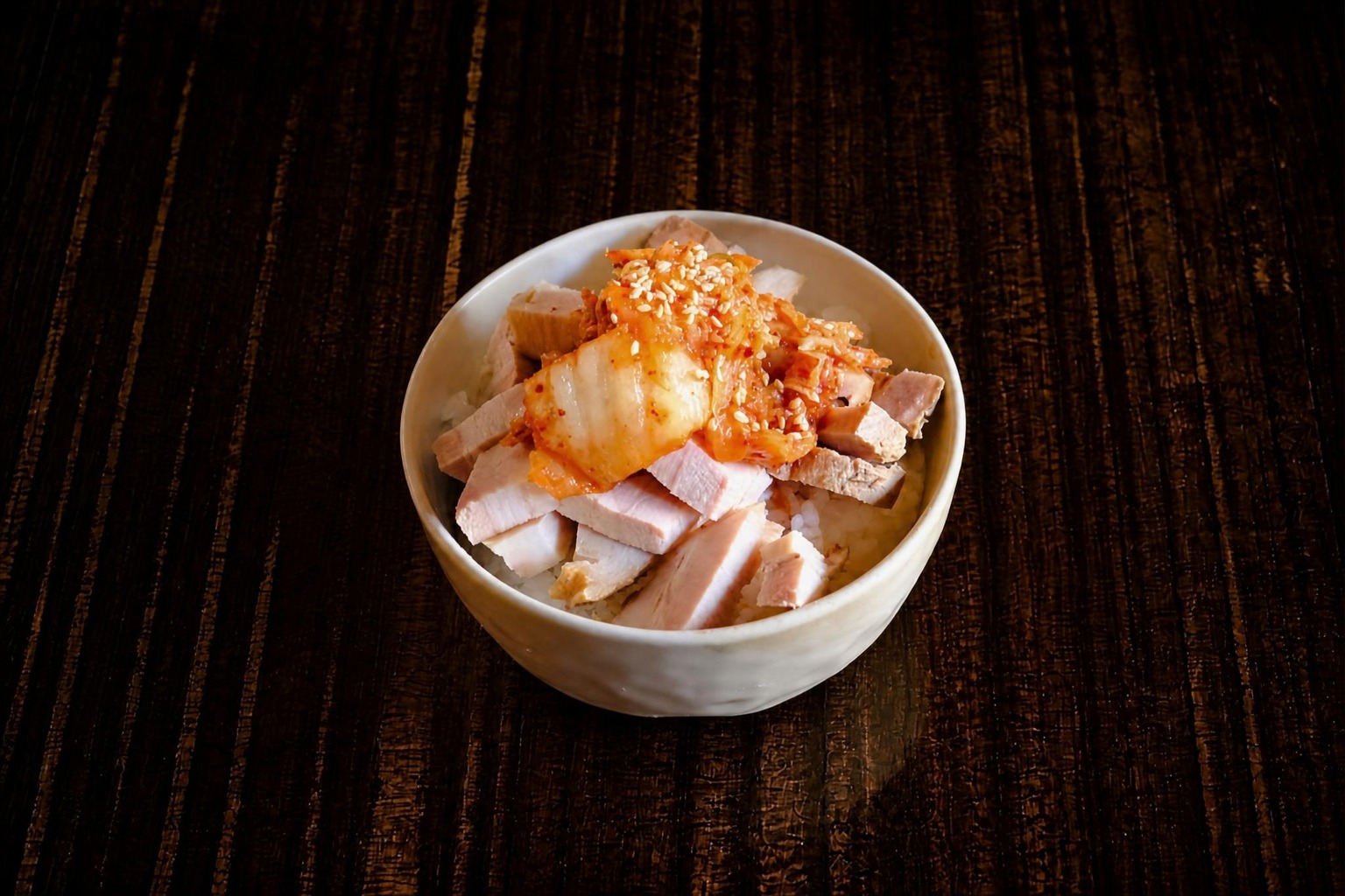 まんま丼 — チャーシューとキムチをご飯にのせた、食べ応えのある小丼。