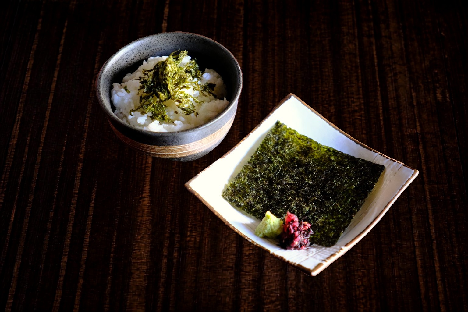 らー麺茶漬けセット — ご飯、わさび、海苔、カリカリ梅。残ったスープで茶漬けに。