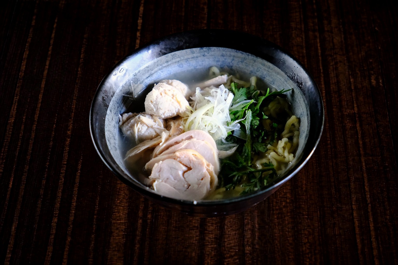 鶏三昧塩らー麺 — 蒸し鶏と鶏つくねをのせ、鶏の旨みを軽やかに味わう塩らー麺。