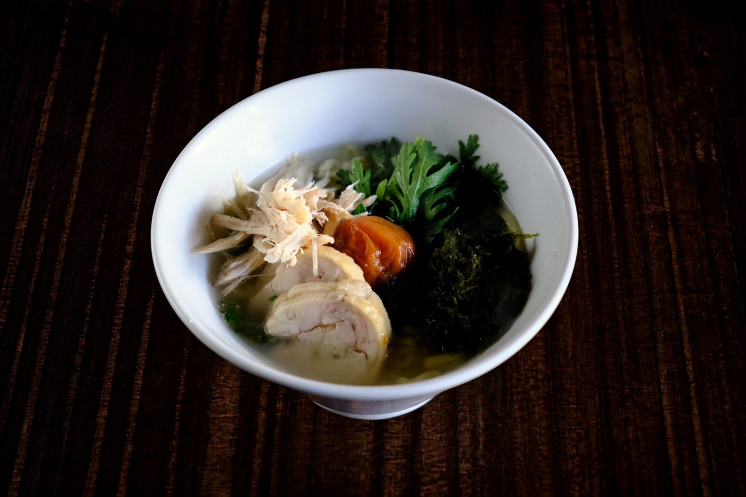 梅鶏塩らー麺 — 南高梅の酸味と蒸し鶏を合わせた、後味の爽やかな一杯。