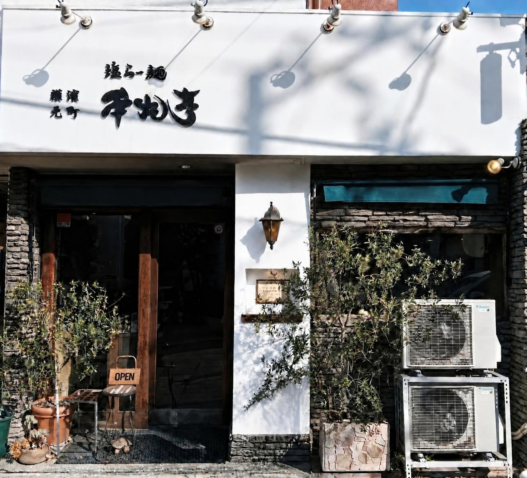 塩らー麺 本丸亭 横浜元町店の店舗外観